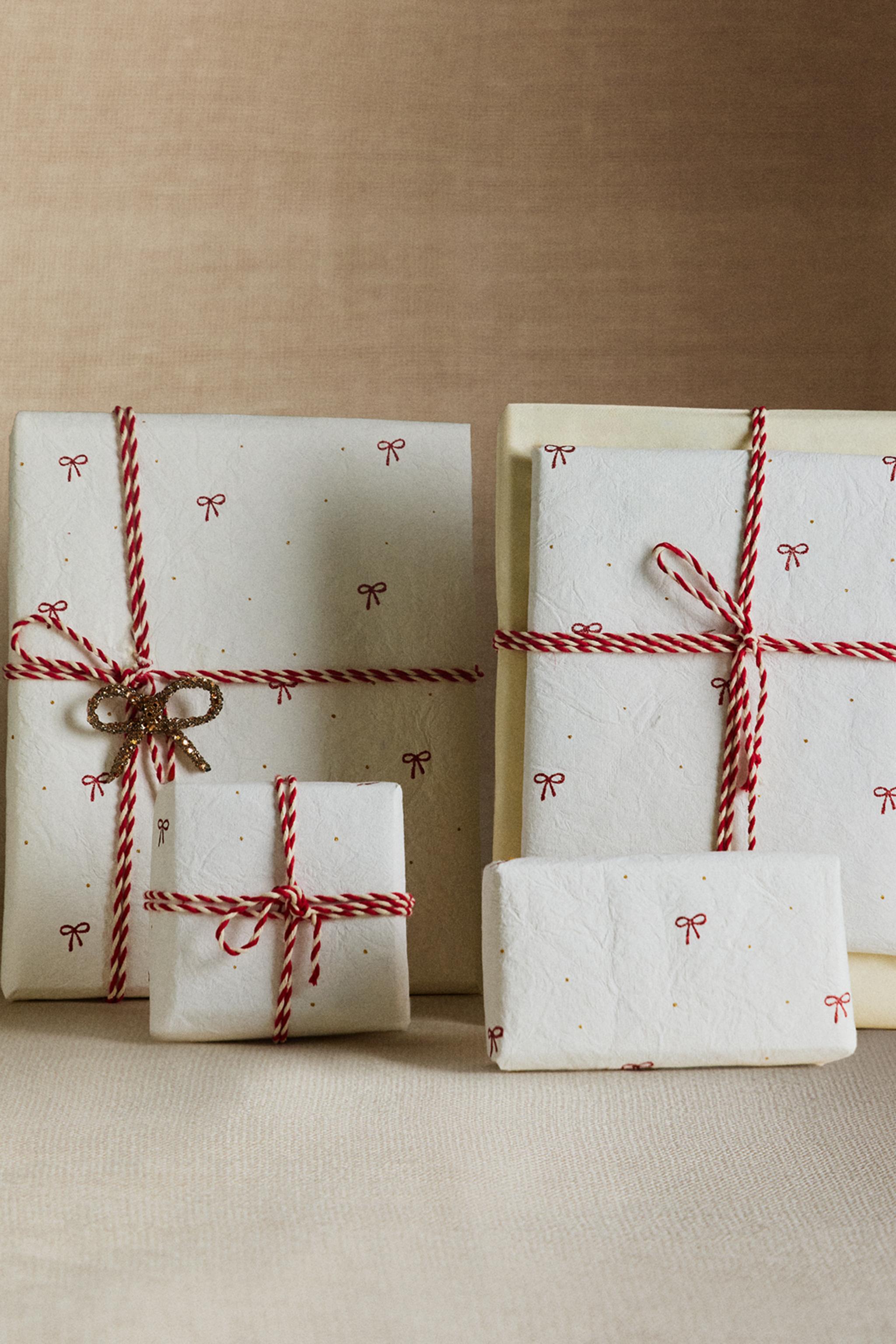 CHRISTMAS WRAPPING PAPER WITH BOWS